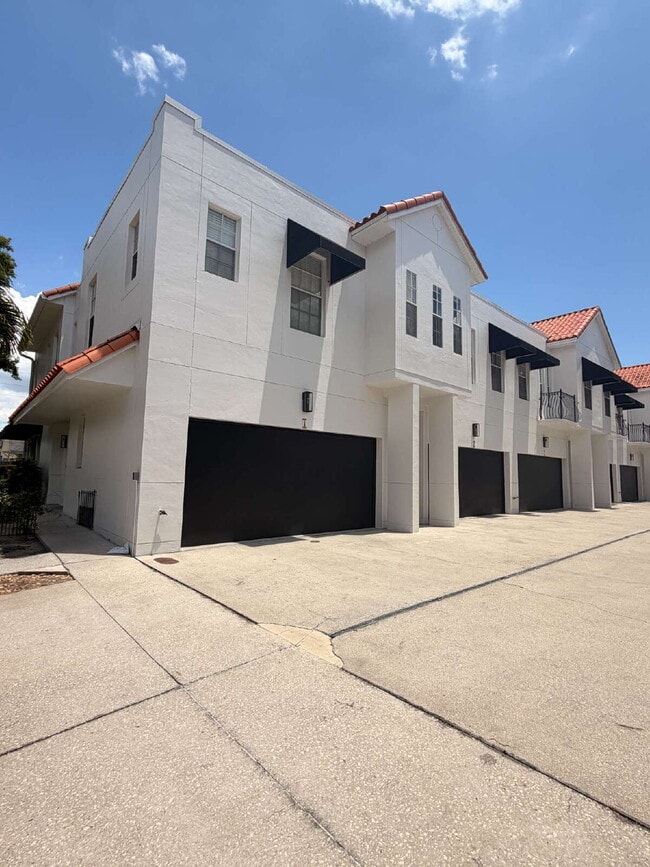 Building Photo - "Spacious 3-Bed Townhouse Retreat in Tampa's Heart - Modern Comforts Await!" Unit 1