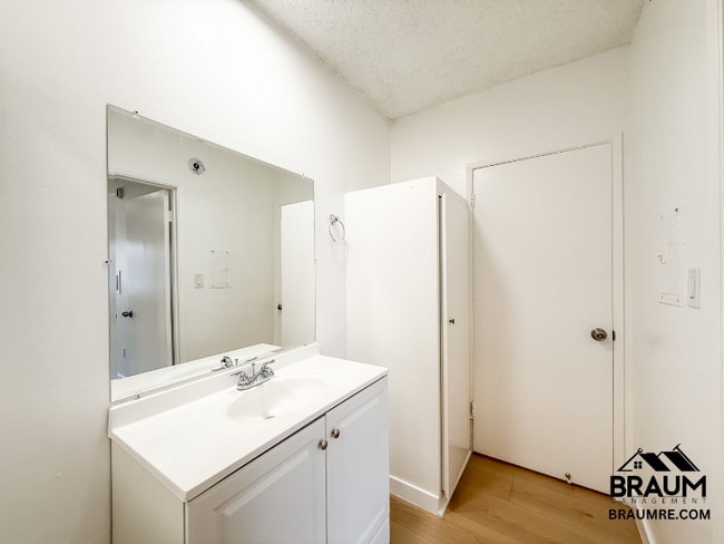 Photo - 5461 Kester Ave Unidad 210