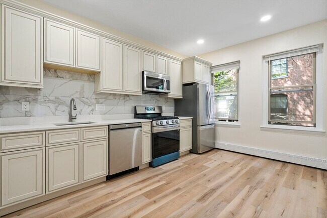 Photo - 122 Union Pk St