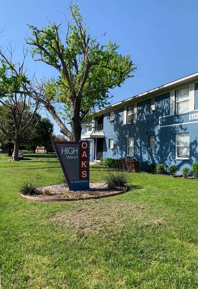 El nuevo aspecto exterior fue diseñado para sentirse cálido, moderno y acogedor: un reflejo perfecto de la - High Oaks