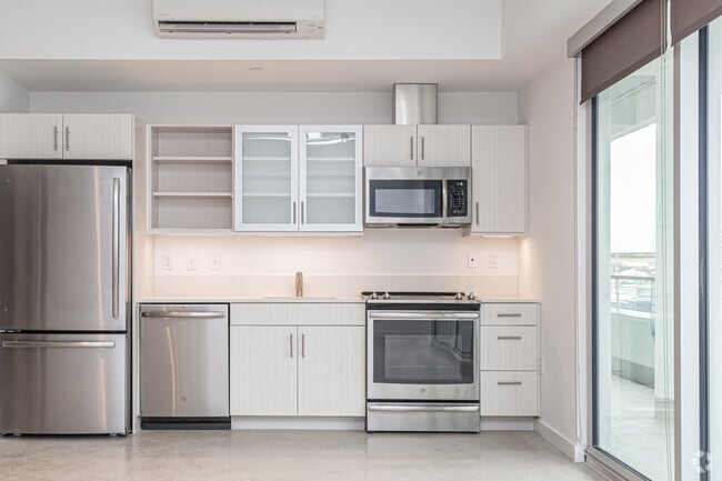 1 BR, 1 BA - 766 SF