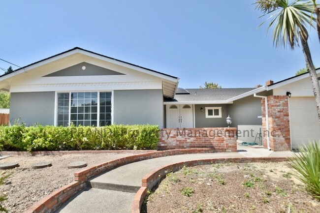 Building Photo - Beautifully Remodeled, 4 Bedroom/2 Bathroo... Rental