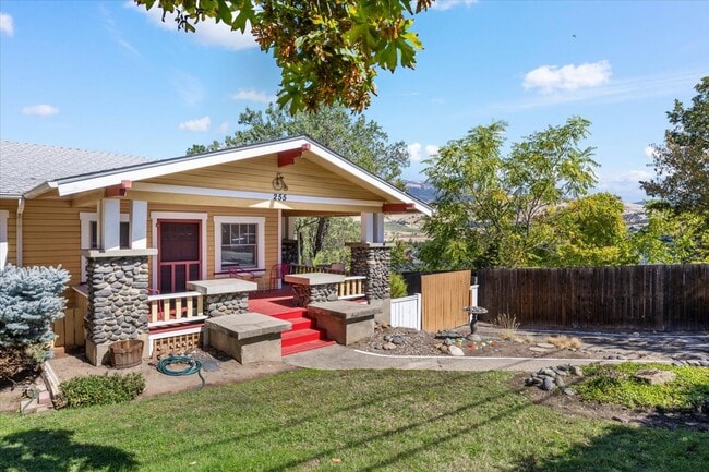 Photo - 255 Grant St