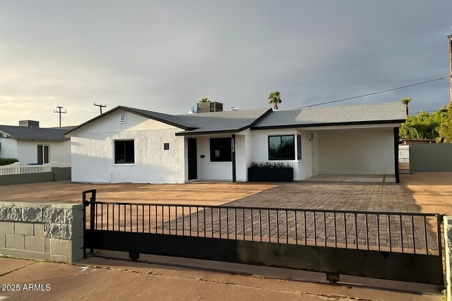 Building Photo - 1630 E Catalina Dr