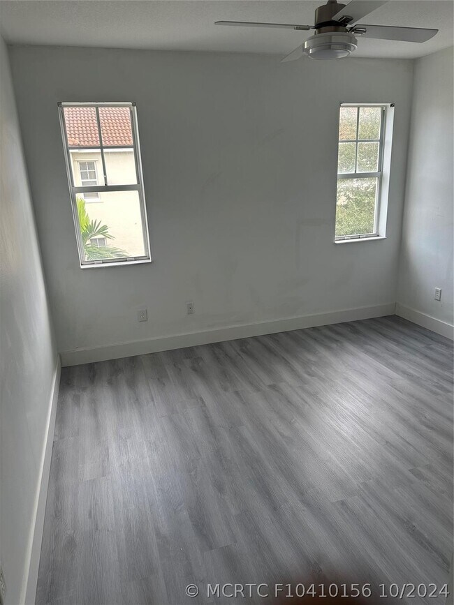 Building Photo - 5840 W Sample Rd Unit 302