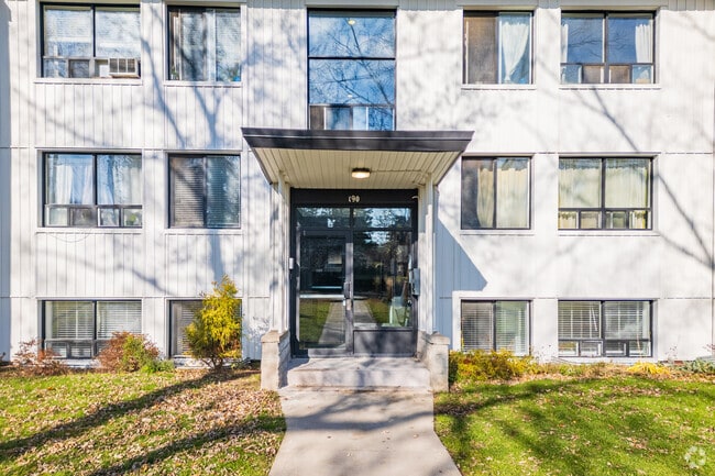 Entrée - Allen Terrace