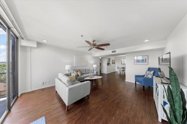 Photo - 40 N Interstate Hwy 35 Unidad 6B3