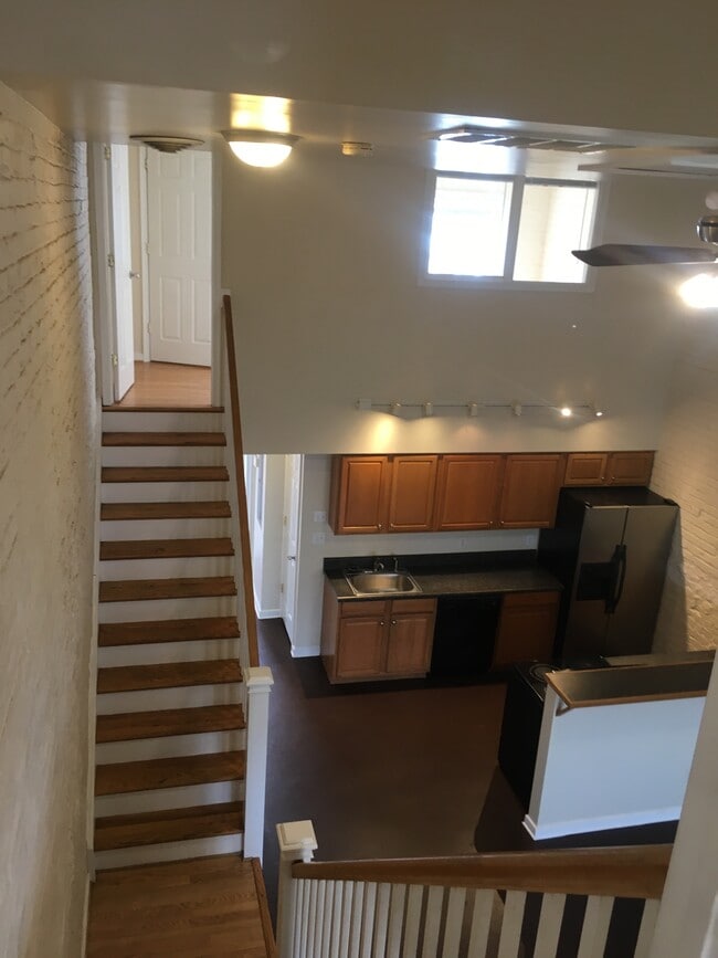 Building Photo - 310 N Laurel St Unit 2nd floor