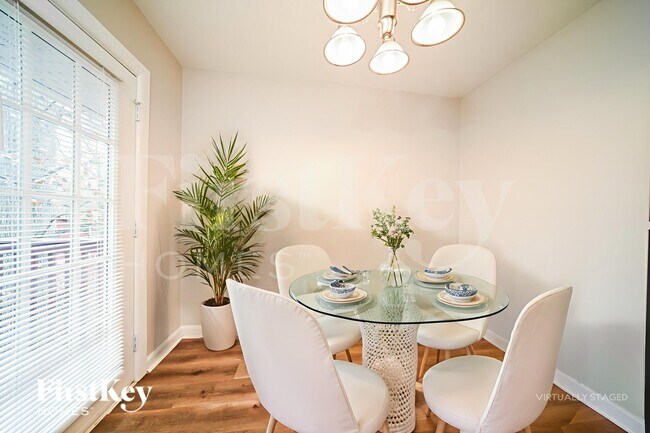 Photo - 342 Roxbury Dr