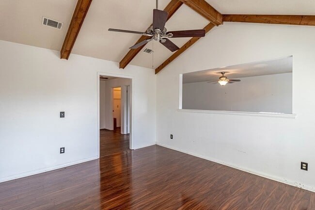 Photo - 633 Slade St