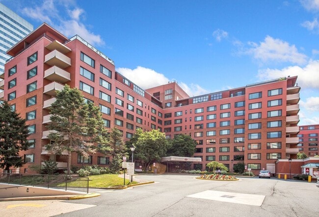 Building Photo - Spacious & Bright Studio at River Place East Unit 914