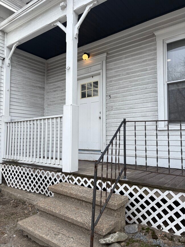 front entrance - 1107 Bridge St Unit 5