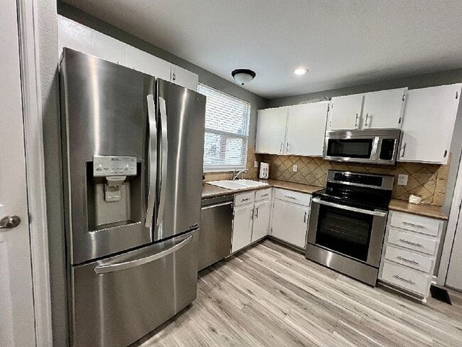 Building Photo - 4101 Rogers Ave