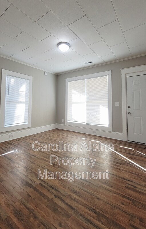 Photo - 323 Clegg St