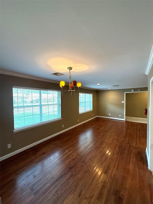 Photo - 5811 McKnight St