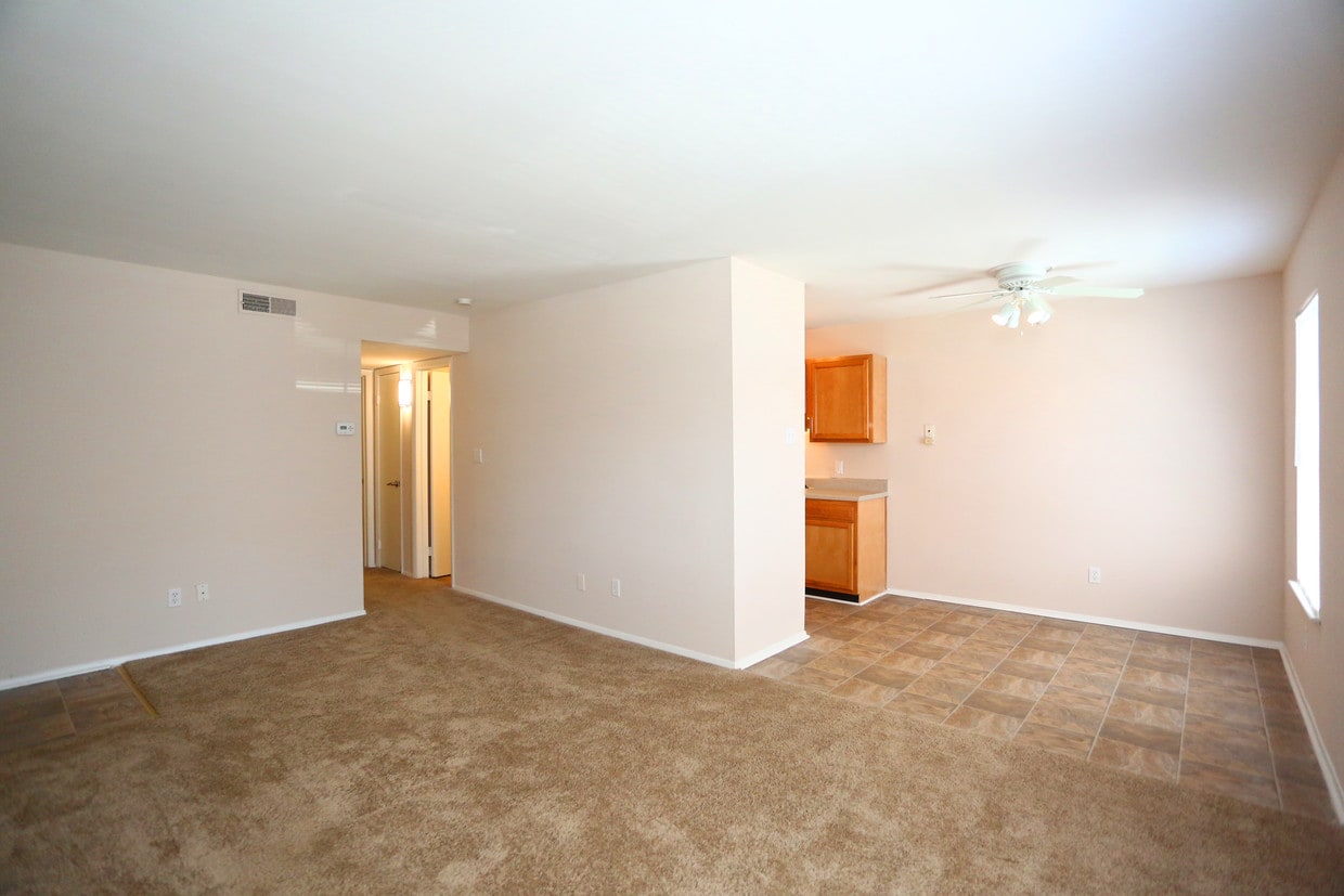 Photo - Colonial Pines Apartments