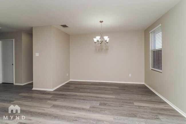 Photo - 3233 Sunshine Way