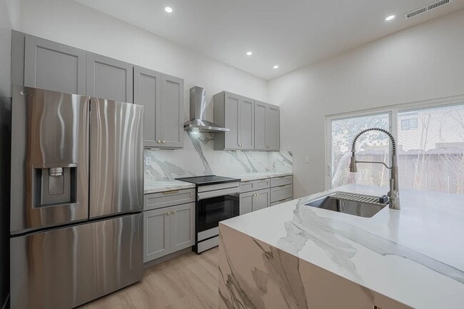 Building Photo - 987 Harcourt Ave Unit C