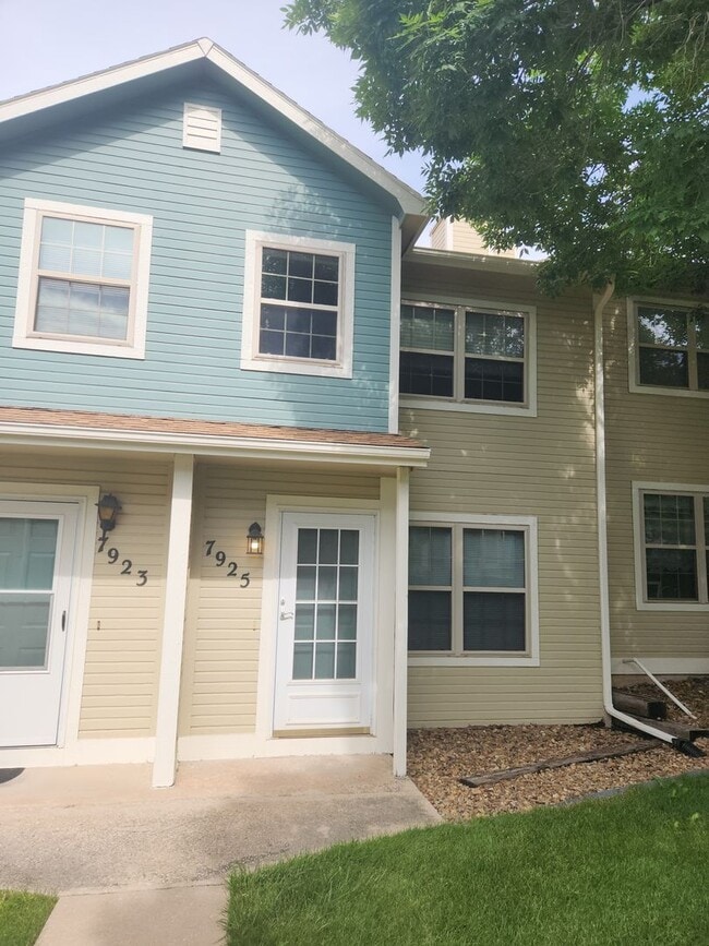 Building Photo - 2-Bedroom 1 car garage, Townhome in Distri...