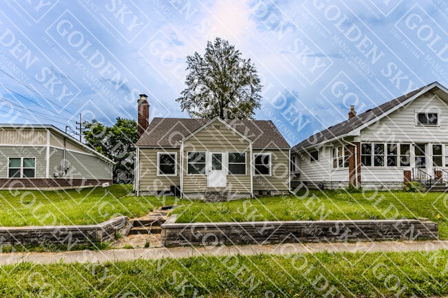 Photo - 811 E Memorial Dr House