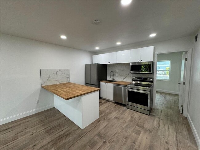 Building Photo - 2200 NE 173rd St Unit 4