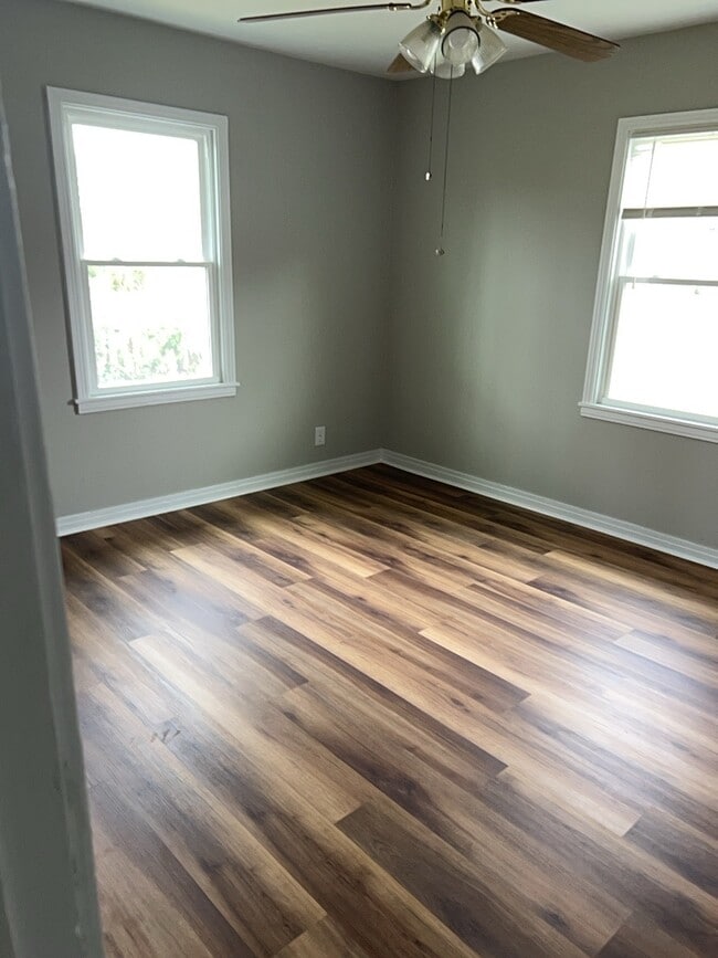 Photo - 300 E Parkview Dr