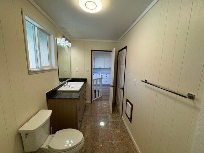Bathroom East - 2646 NW 64th St Unidad #A