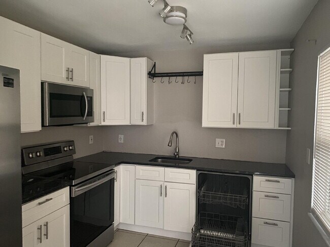 St Petersburg, Two beds/1 bath, laundry  and Yard.