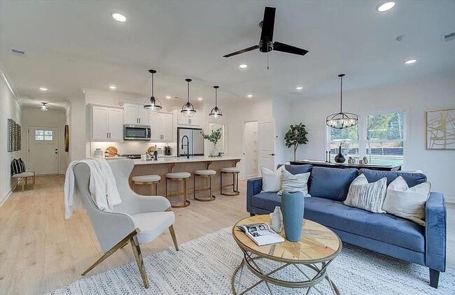 Photo - 121 Priestwood Ln
