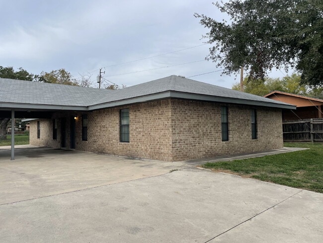 Building Photo - 2 Bed/1 Bath in Pleasanton, TX Unit D