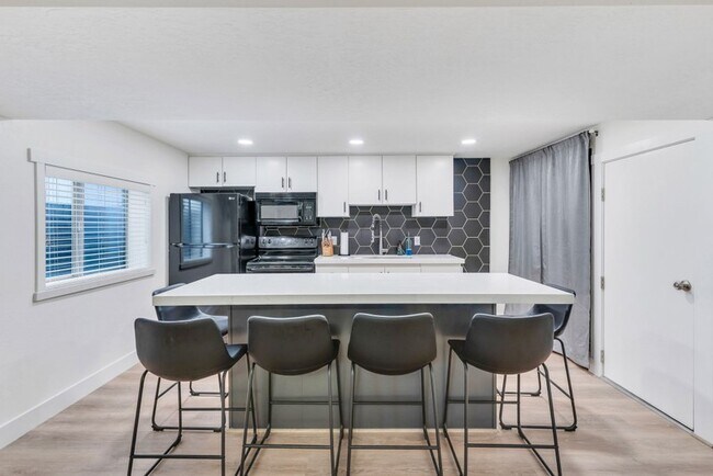 Photo - 697 S 1000 W St