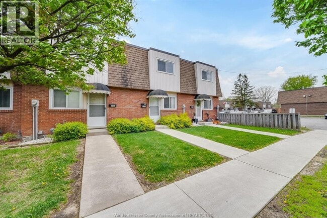 Photo - 5486 Lassaline Ave