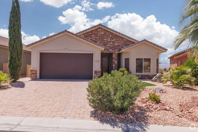 Building Photo - House in Gated Community with Views!