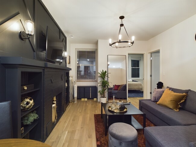 Photo - 2437 W Walton St