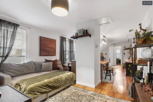 Furnishing are previous tenants, apartment will be unfurnished - 24 Potter St Unit 3