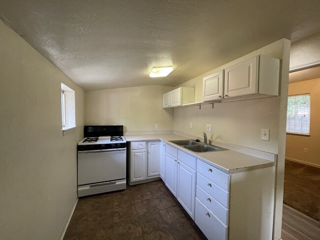 Photo - 524 W 1st Ave