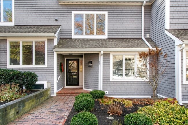 Building Photo - 40 Driftway Unit 13