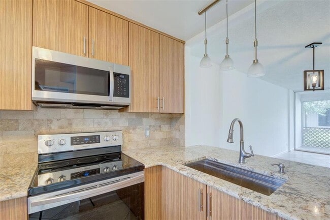 Photo - 113 Royal Pk Dr Unidad 1H