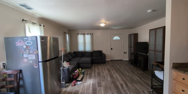 Photo - 750 Bellomy St