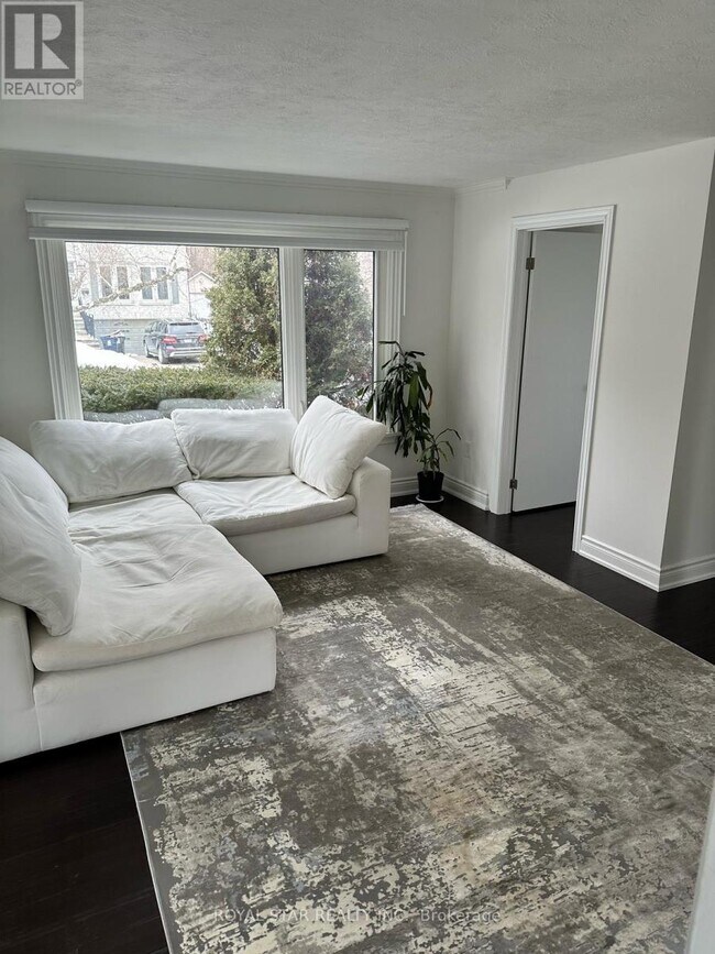 Photo - 9 Roycrest Ave