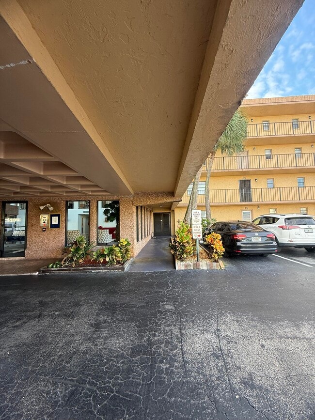 Building Photo - 9370 SW 8th St Unit 122