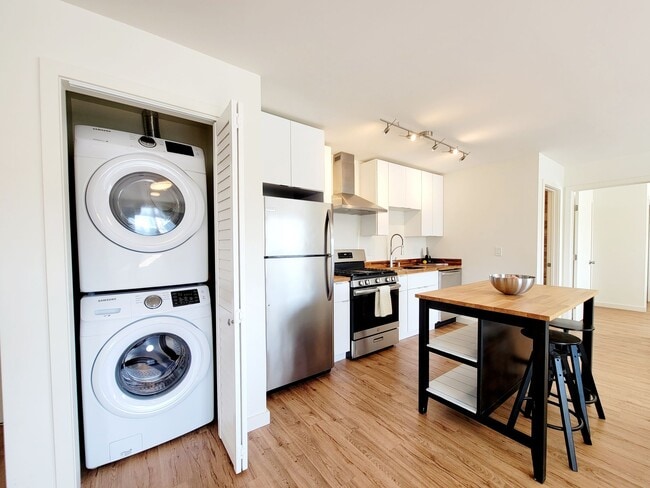 Building Photo - Redwood City: Unfurnished and Remodeled 2 Bed 2 Bath w/ Laundry In Unit 877 Woodside Rd #213