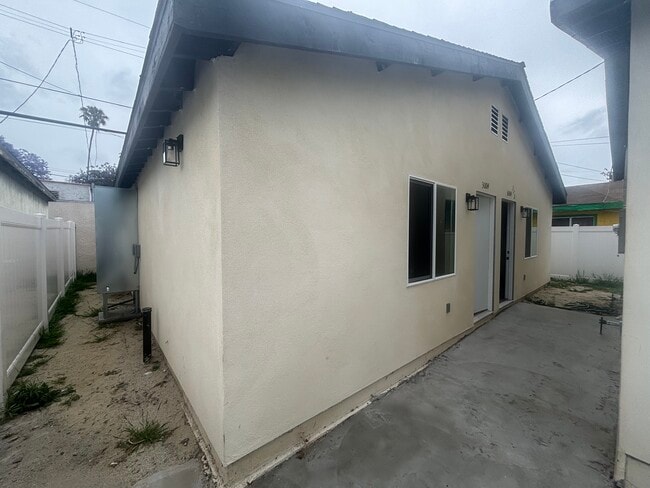 Photo - 3006 S Palm Grove Ave Unit Rear  3