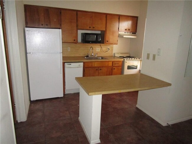 Photo - 621 W 37th St Unit 105