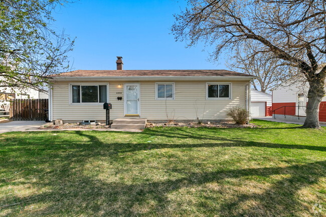 Building Photo - 4004 E 9th St Rental