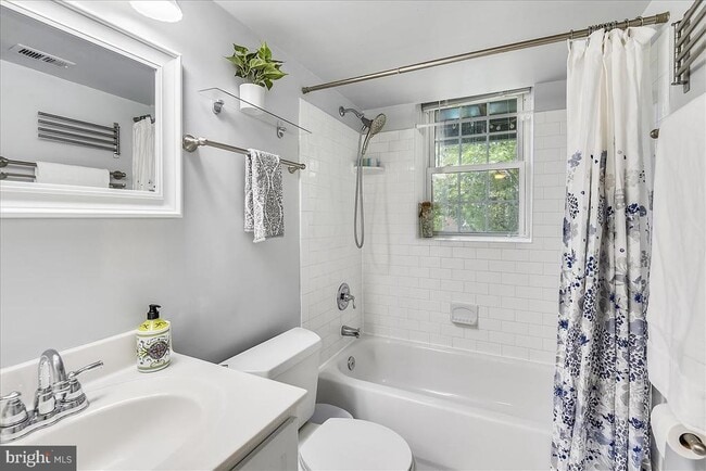 Building Photo - 3057 S Buchanan St Unit B1