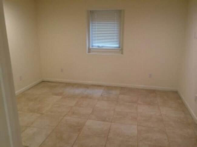 323-325 College Street, Unit 1
