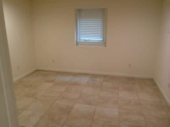 Photo - 323-325-325 College St Unit 1