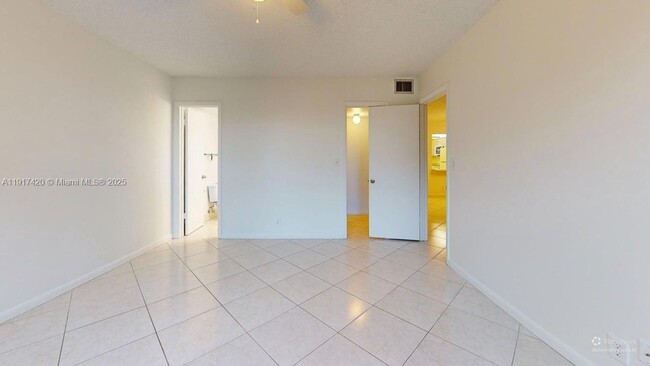 Photo - 3300 W Rolling Hills Cir Unidad 302