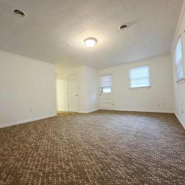 Photo - 3 Bed 2 Bath Move in now!
